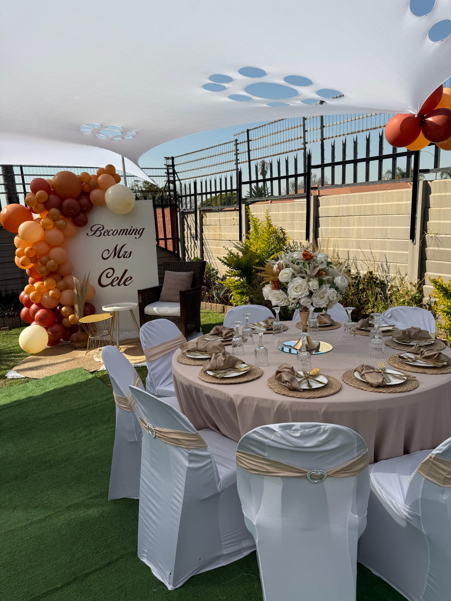 Grand formal event table layout with elegant centrepieces and full place settings